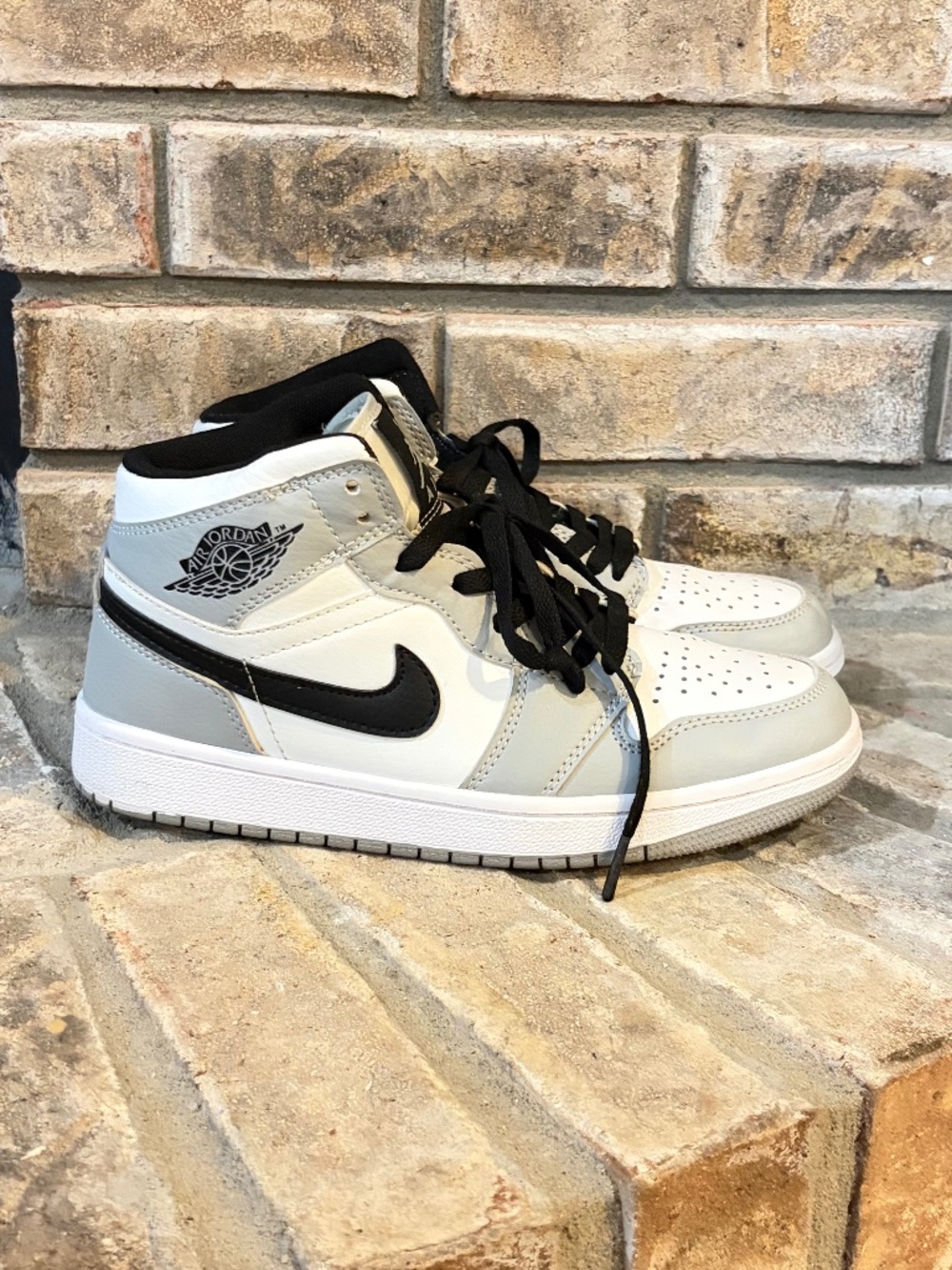 Nike Air Jordan 1 mid light smoke grey